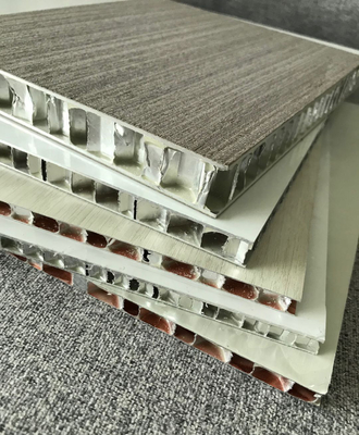 El grano de madera de U del bafle del techo de aluminio decorativo del panel cubierto suspendió los bafles acústicos del techo