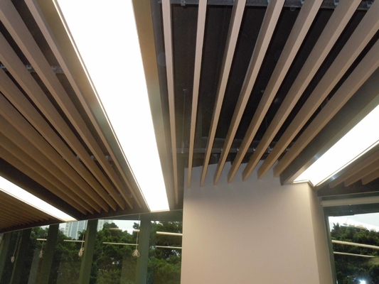 El grano de madera de U del bafle del techo de aluminio decorativo del panel cubierto suspendió los bafles acústicos del techo