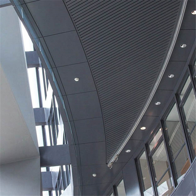 El techo blanco U85 linear del metal del aluminio del color formó el grueso de 0.6m m