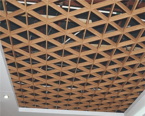 El techo abierto triangular del metal de la célula teja el techo de aluminio perforado de la parrilla del metal