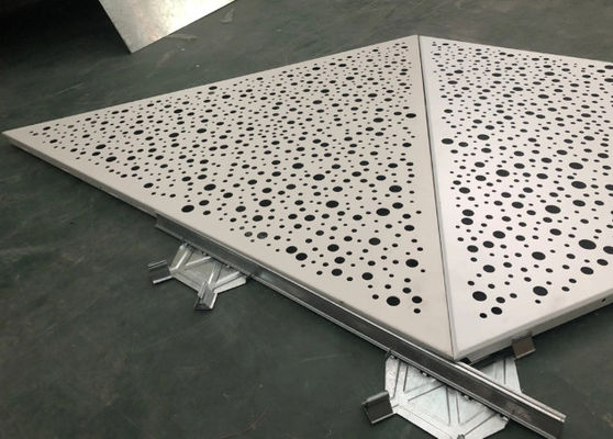Techo Triangular Metálico de Aluminio Perforado ISO9001 Para Proyecto de Aeropuerto