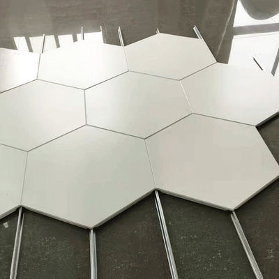 Los paneles de techo hexagonales de aluminio metálico 404 mm
