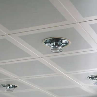 el aluminio del grueso de 1.0m m pone en cuadrado del metal del techo teja el color blanco