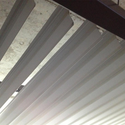 Capa de aluminio del polvo del techo 21x3000m m del metal de la pantalla insonora de A