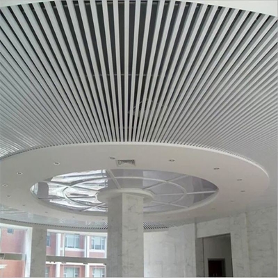 El techo de aluminio del metal del bafle de U teja anchura adaptable decorativa del edificio 300m m