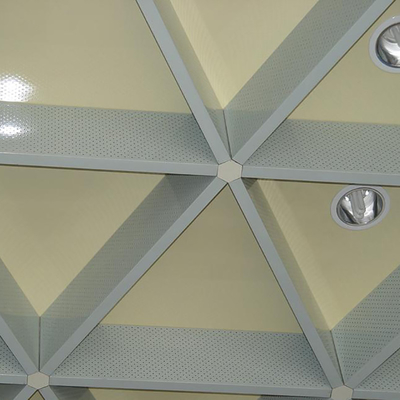 El techo encubierto del metal de rejilla teja el cuadrado de 200x200m m o el borde biselado
