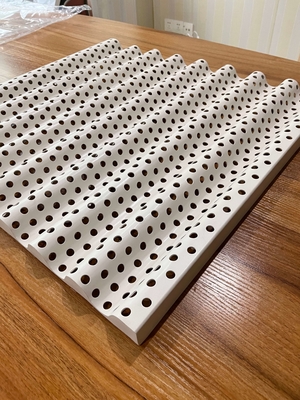 El panel acanalado de aluminio de la onda sinusoidal 600x630x2.0m m con la perforación del diámetro 10m m