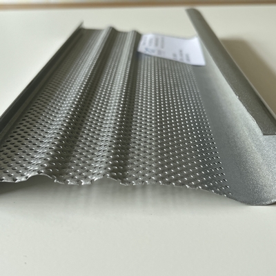 el techo de aluminio J del metal de 120x65x0.85m m forma la plata que brilla metálica de la perforación estándar de la pantalla