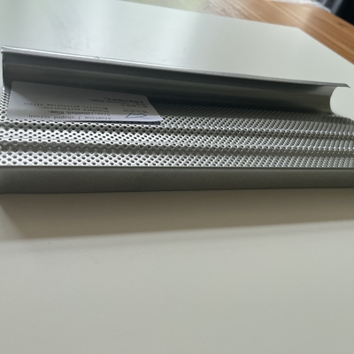 el techo de aluminio J del metal de 120x65x0.85m m forma la plata que brilla metálica de la perforación estándar de la pantalla