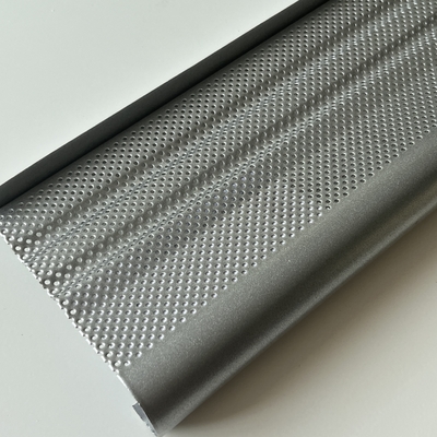 el techo de aluminio J del metal de 120x65x0.85m m forma la plata que brilla metálica de la perforación estándar de la pantalla