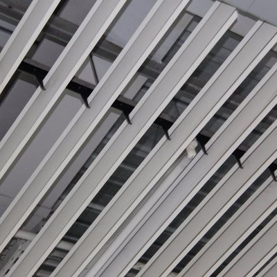 Color adaptable del metal de la tira de U del grueso de aluminio del techo 0.8m m