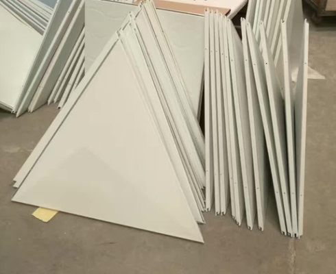 Clip triangular del metal de la aleación de aluminio en el techo para la sala de conferencias