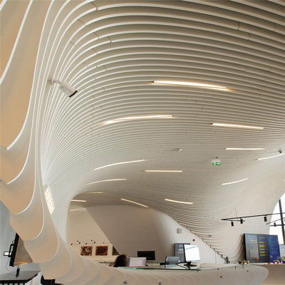 sistema verticalmente curvado adaptable del techo del bafle del diseño del techo del metal de 3.0m m