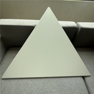 El aluminio triangular acústico perforado pone en el panel de techo el 1000x1000x1000MM