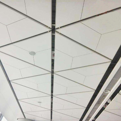 Clip triangular de aluminio del color adaptable en el techo 1000x1000x1000m m