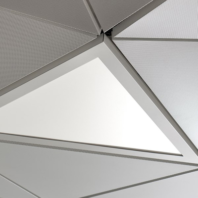 Clip triangular de aluminio del color adaptable en el techo 1000x1000x1000m m