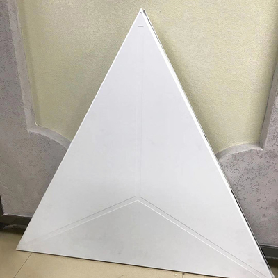 Clip triangular de aluminio del color adaptable en el techo 1000x1000x1000m m