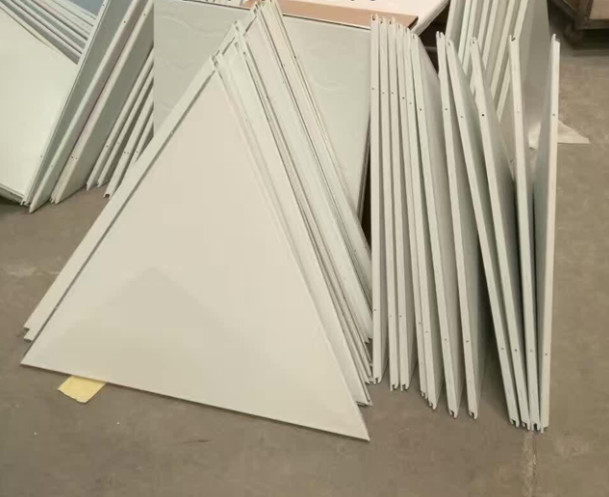 Aluminio triangular Clip-en el techo para la decoración de la pared de Convention Center