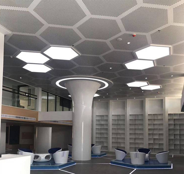 Techo metálico de aluminio perforado 462x462x462x462x462x462, loseta de techo hexagonal con color blanco